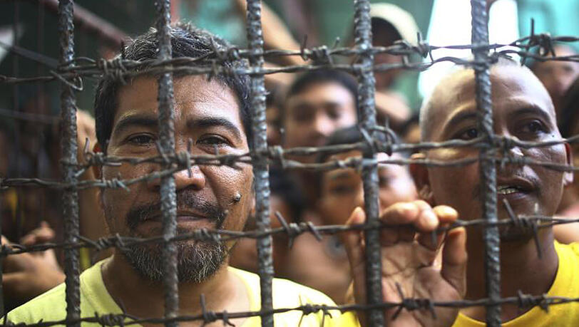 Gefängnisinsassen stehen in einer Zelle im Provinzgefängnis von Kidapawan. Gefängnisinsassen stehen in einer Zelle im Provinzgefängnis von Kidapawan.