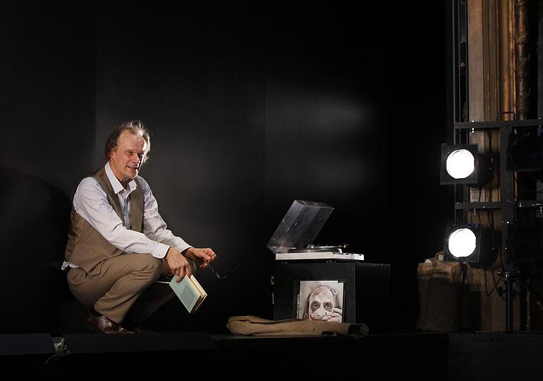 Edgar Selge spielt Houellebecq.