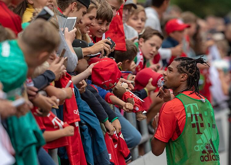 Die Spieler des FC Bayern beim letzten Training am Tegernsee. Serge Gnaby gibt fleißig Autogramme.