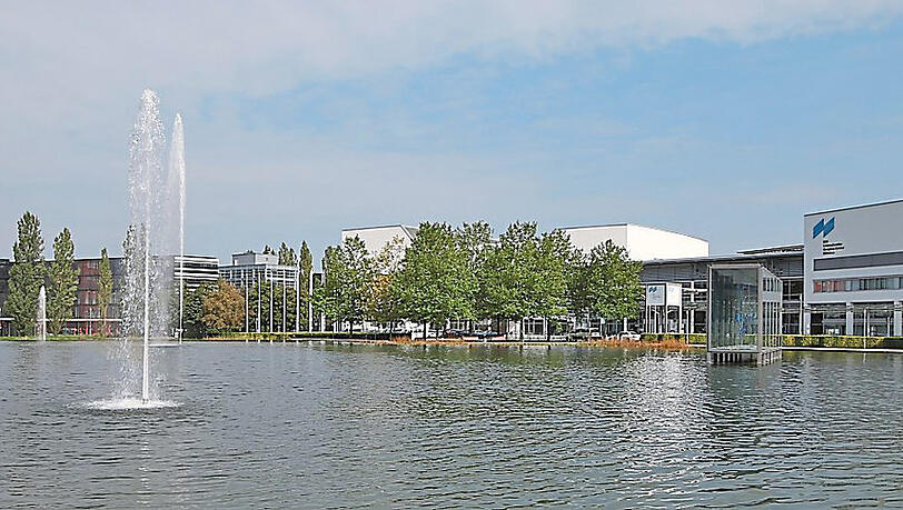 Wenigstens der alte Tower steht noch am Messe-See. Einer der wenigen erhaltenen Flughafen-Relikte. Wenigstens der alte Tower steht noch am Messe-See. Einer der wenigen erhaltenen Flughafen-Relikte.