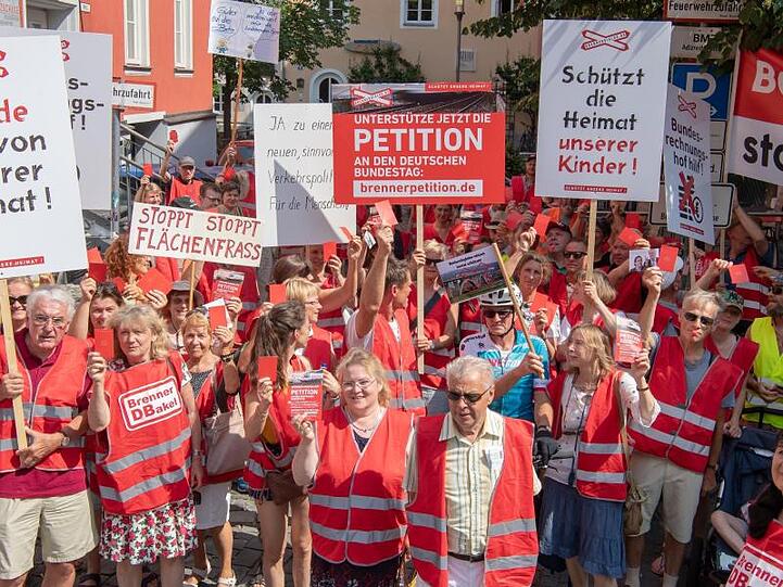 Anwohner demonstrieren gegen den Bau einer neuen Trasse für den Nordzulauf im bayerischen Inntal. Foto: Peter Kneffel/dpa/Archivbild