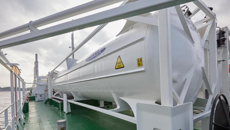 Zwei Container mit Flüssiggas auf einer LNG Hybrid Barge im Cruise Center Hafencity in Hamburg: US-Präsident Trump kritisiert immer wieder, dass Europa künftig über die Ostsee-Pipeline Nord Stream 2 mehr russisches Gas importieren will. Zwei Container mit Flüssiggas auf einer LNG Hybrid Barge im Cruise Center Hafencity in Hamburg: US-Präsident Trump kritisiert immer wieder, dass Europa künftig über die Ostsee-Pipeline Nord Stream 2 mehr russisches Gas importieren will.