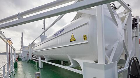 Zwei Container mit Flüssiggas auf einer LNG Hybrid Barge im Cruise Center Hafencity in Hamburg: US-Präsident Trump kritisiert immer wieder, dass Europa künftig über die Ostsee-Pipeline Nord Stream 2 mehr russisches Gas importieren will.
