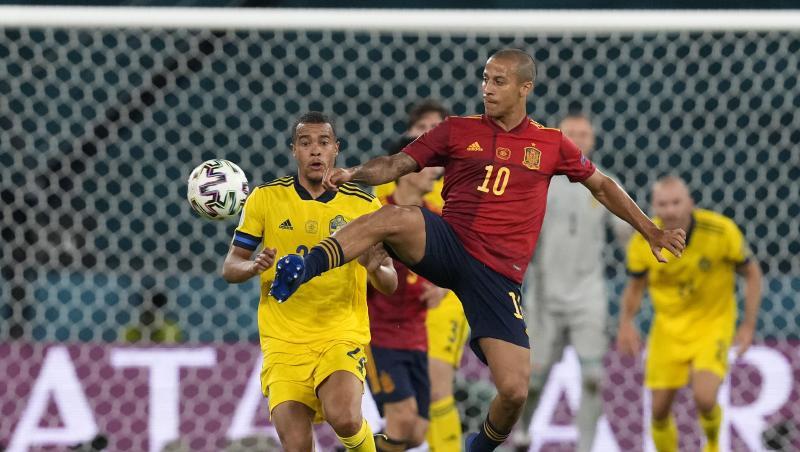 Schwedens Kristoffer Olsson (l) und Spaniens Thiago teilten sich mit ihren Teams die Punkte.