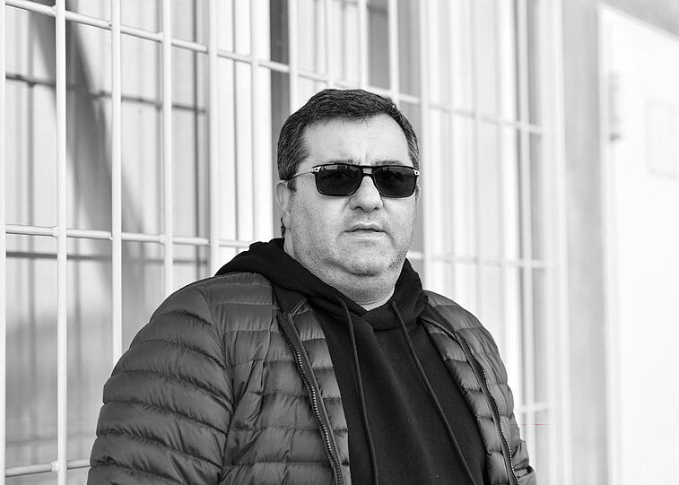 Spieleragent Mino Raiola soll am 28. April im Alter von 54 Jahren verstorben, berichteten mehrere Medien. Doch die Klinik dementiert dies, er kämpfe noch immer um sein Leben.