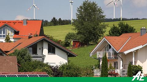 Windräder undPhotovoltaik gehören zum Ortsbild.