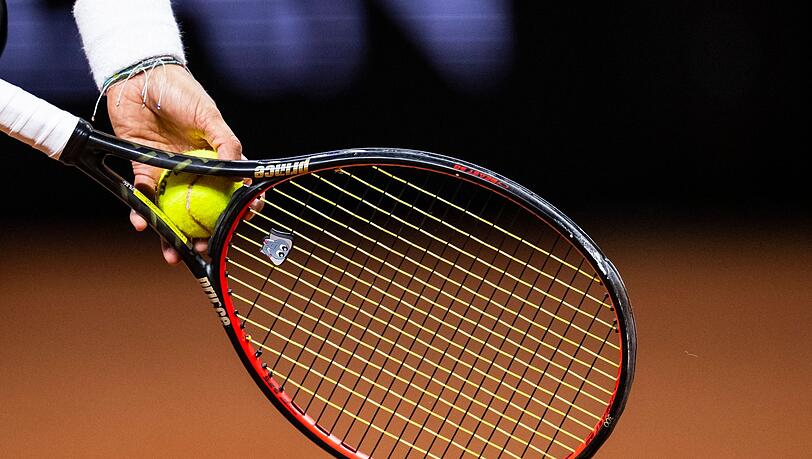Eine Person hält einen Tennisschläger in der Hand.