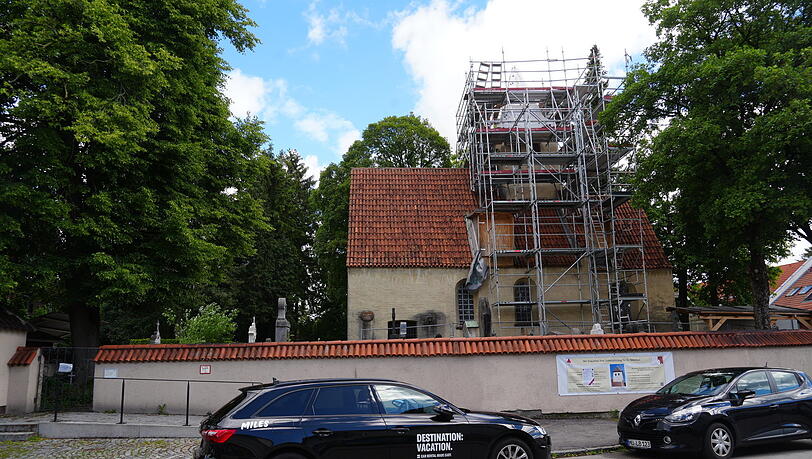 All zu viel sieht man von dem lächelnden Kirchlein derzeit nicht. Es ist noch eingerüstet: Das Dach wird noch neu gedeckt. All zu viel sieht man von dem lächelnden Kirchlein derzeit nicht. Es ist noch eingerüstet: Das Dach wird noch neu gedeckt.