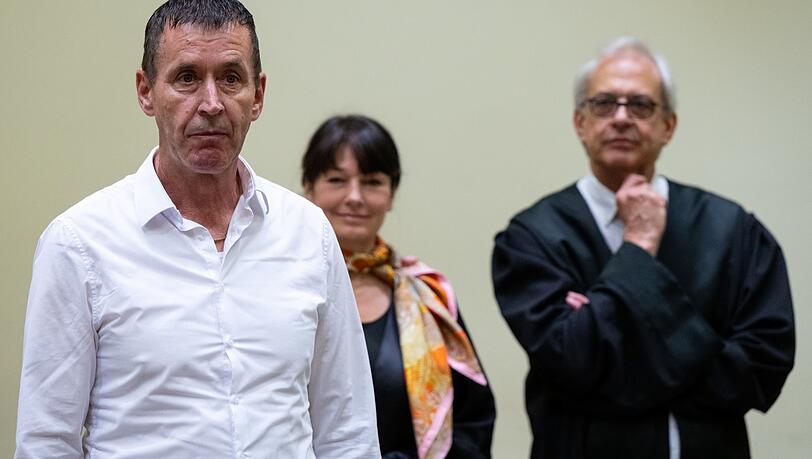 Manfred Genditzki. Im Hintergrund seine Anwältin Regina Rick. 2023 wurde er freigesprochen, nachdem er 13 Jahre lang unschuldig im Gefängnis saß.