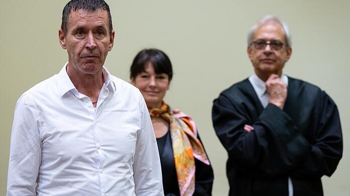 Manfred Genditzki. Im Hintergrund seine Anw&auml;ltin Regina Rick. 2023 wurde er freigesprochen, nachdem er 13 Jahre lang unschuldig im Gef&auml;ngnis sa&szlig;.