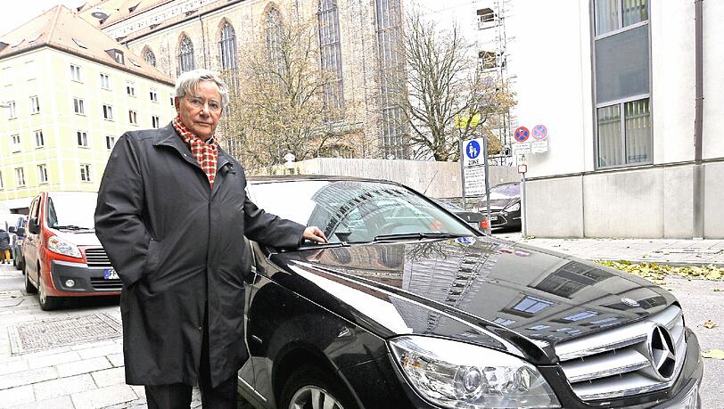 Der „Tatort“: Hier in der Löwengrube hat Wolfgang Vogt falsch geparkt – er ist nicht der einzige Falschparker gewesen. Der „Tatort“: Hier in der Löwengrube hat Wolfgang Vogt falsch geparkt – er ist nicht der einzige Falschparker gewesen.