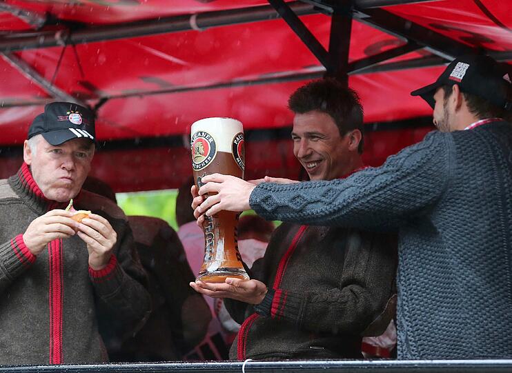 Auf dem Champions-Truck feiern die Bayern-Stars den Triple-Gewinn. Die besten Feierfotos in der Bilderstrecke zum Durchklicken