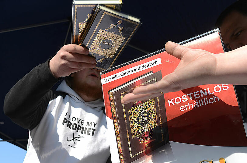 Ein Islamist verteilt kostenlose Koran-Exemplare an Passanten (Symbolbild).