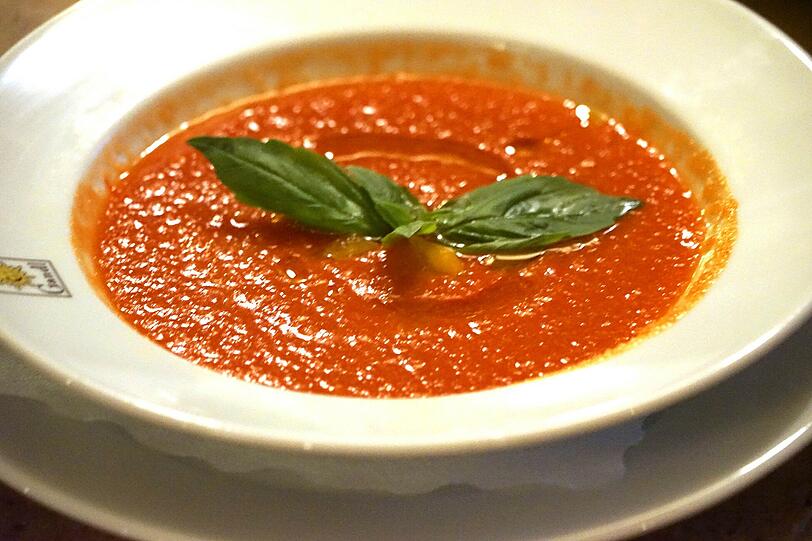 2. Gang: Geeistes Tomaten-Gemüsesüppchen &bdquo;Gazpacho Andaluz&ldquo;.