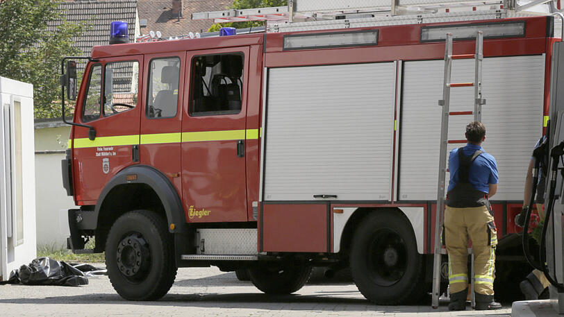 Feuerwehr, Polizei und Kriseninterventionsteam vor Ort: Die Frau wurde an einer Tankstelle in Mühldorf am Inn von ihrem eigenen Auto eingeklemmt und starb. Ihre drei Kinder mussten das Drama mitansehen.