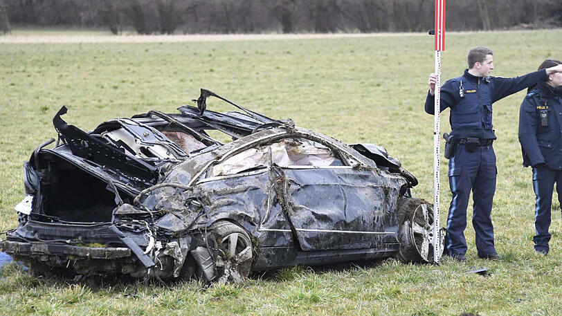 Die Bilder vom Unfallort im Landkreis Ebersberg. Der 23-jähriger Fahrer ist noch am Unfallort gestorben.