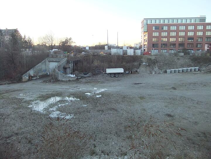 Ein länger bestehendes "Moloch" zwischen Ganghoferstraße und Max-Hirschberg-Weg.