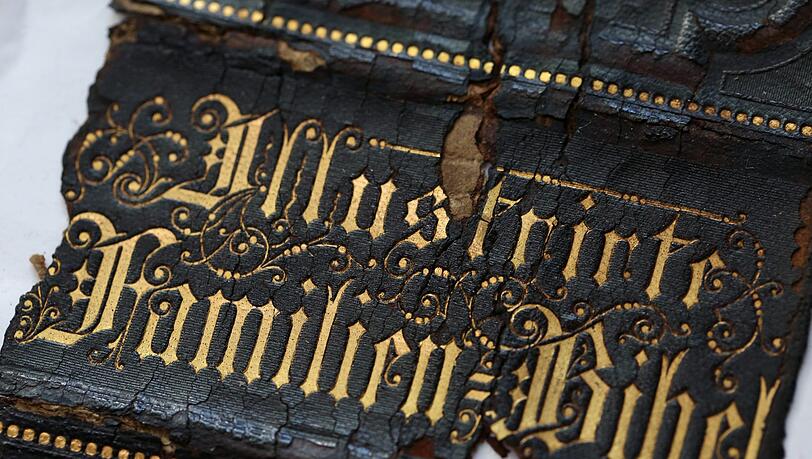 Der Buchrücken der Bibel. Nach der Restaurierung ist er wieder perfekt. Der Buchrücken der Bibel. Nach der Restaurierung ist er wieder perfekt.