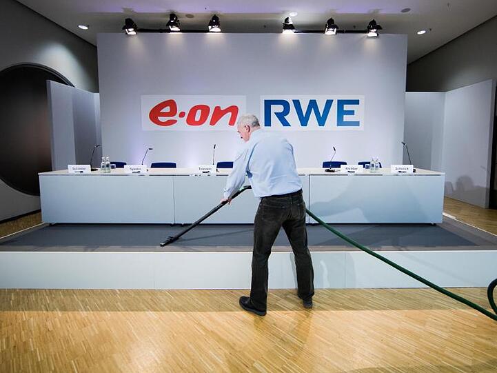 Die letzten Handgriffe vor der gemeinsamen Pressekonferenz von RWE und Eon werden getätigt.