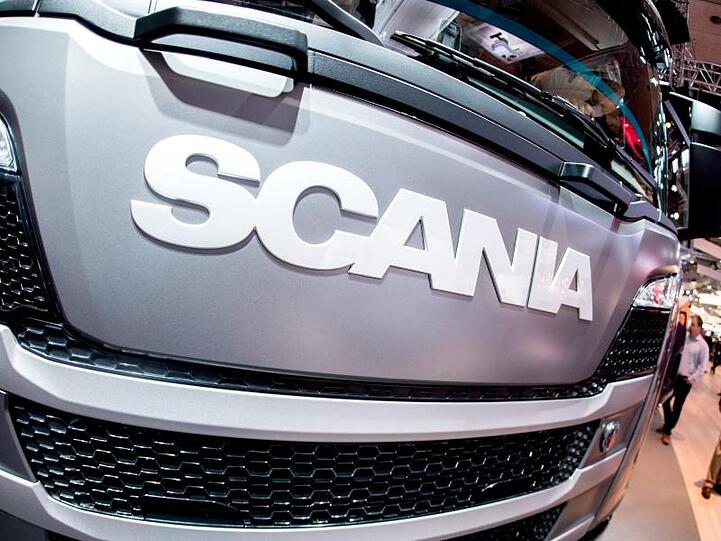 Der Schriftzug "Scania" steht auf dem Kühlergrill eines LKW. Foto: Hauke-Christian Dittrich/dpa