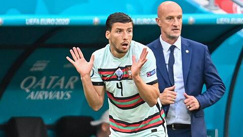 Portugals Ruben Dias reagiert neben Ungarns Trainer Marco Rossi.