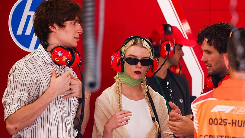 Anya Taylor-Joy and Malcolm McRae (li.) in der Boxengasse.