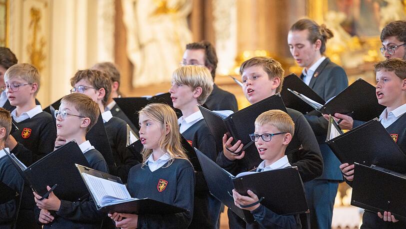 Mit dem Tölzer Knabenchor und renommierten Solist*innen wird der Abend zum Festkonzert. Mit dem Tölzer Knabenchor und renommierten Solist*innen wird der Abend zum Festkonzert.