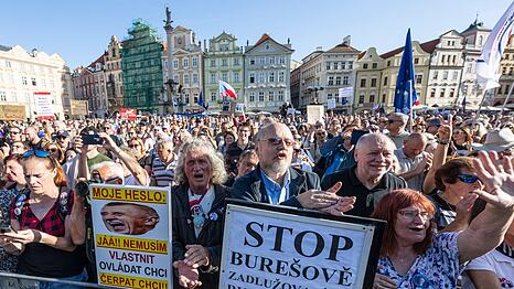 Sie folgten einem Aufruf der Bewegung "Eine Million Augenblicke f&uuml;r Demokratie".