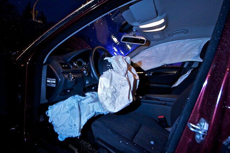 Am Freitag Abend hat sich ein Unfall auf der Kreuzung zwischen der Boschetsrieder und der Höglwörtherstraße zugetragen. Ein Auto ist möglicherweise bei "Spätgelb" über die Kreuzung gefahren, woraufhin ein Abbieger frontal mit dem Auto zusammenstieß.