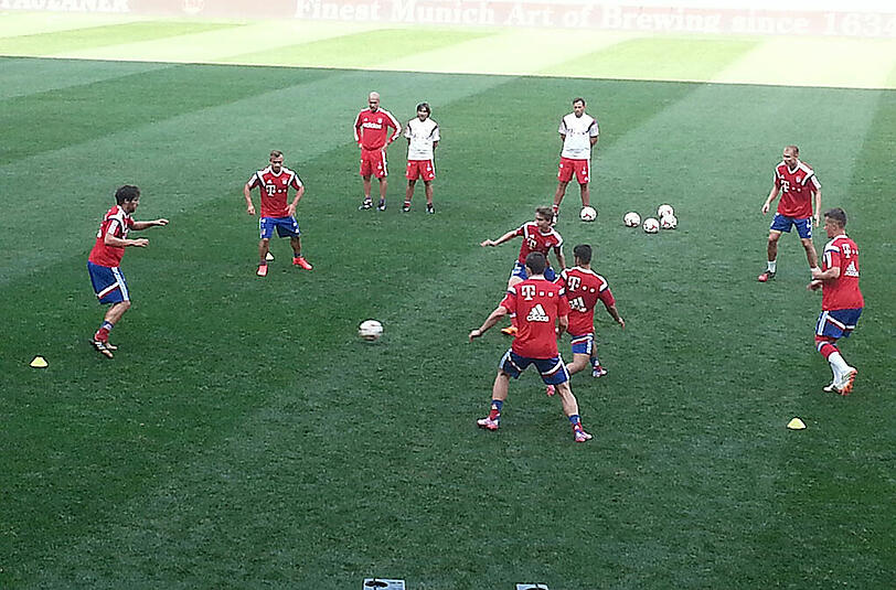 Der FC Bayern München beim ersten Training in der Red-Bull-Arena. Viele Fans und Journalisten haben den Rekordmeister dabei beobachet.