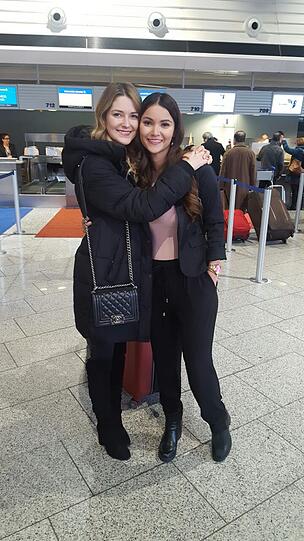 Miss München Viola Kraus (li.) begleitete Kattia Vides zum Frankfurter Flughafen.