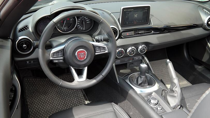 Alles drin, was man so braucht - aber definitiv nicht mehr: Das Interieur des Fiat 124 Spider.