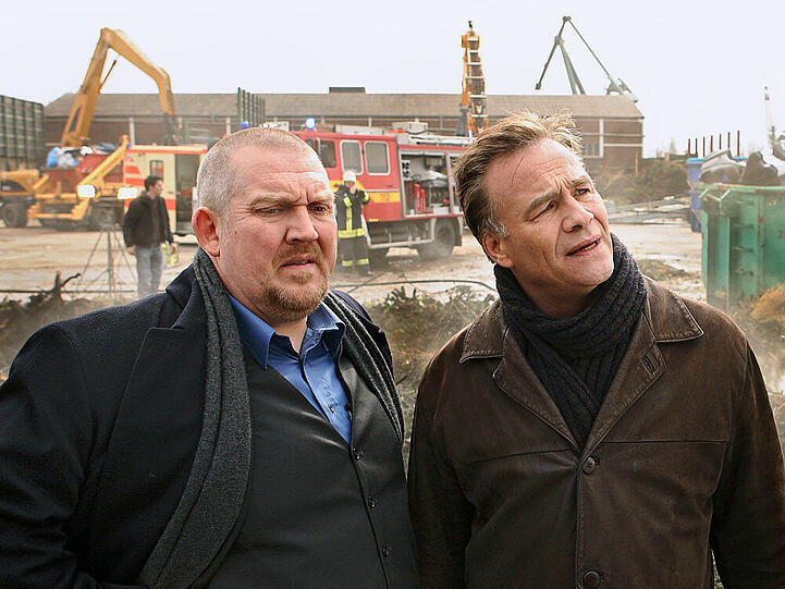 "Tatort: Müll": Die Kommissare Max Ballauf (r.) und Freddy Schenk (l.) müssen sich gedulden, denn die Brandermittlung kann am Tatort noch nichts zur Brandursache auf dem Recyclinghof sagen