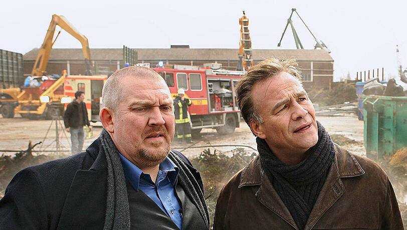 "Tatort: Müll": Die Kommissare Max Ballauf (r.) und Freddy Schenk (l.) müssen sich gedulden, denn die Brandermittlung kann am Tatort noch nichts zur Brandursache auf dem Recyclinghof sagen "Tatort: Müll": Die Kommissare Max Ballauf (r.) und Freddy Schenk (l.) müssen sich gedulden, denn die Brandermittlung kann am Tatort noch nichts zur Brandursache auf dem Recyclinghof sagen