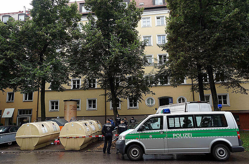 Die Polizei hat in Schwabing eine Frau mit Messer im Kopf aufgefunden. Die Bilder vom Tatort.