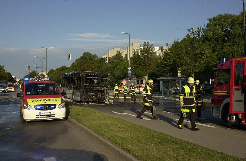 Der Bus fing auf der Fahrt plötzlich Feuer.