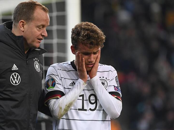Luca Waldschmidt (r) fällt länger aus.