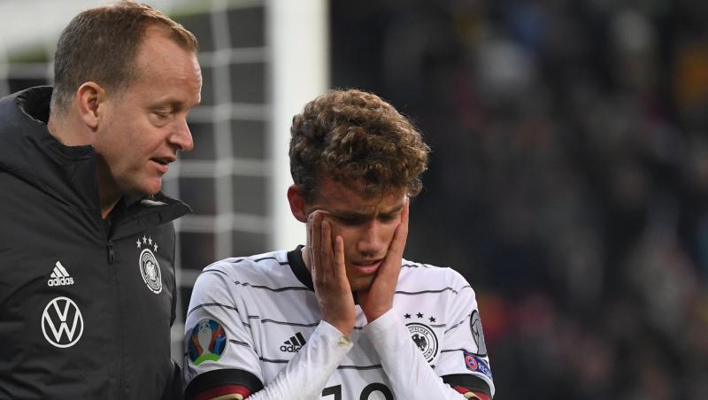 Luca Waldschmidt (r) fällt länger aus. Luca Waldschmidt (r) fällt länger aus.