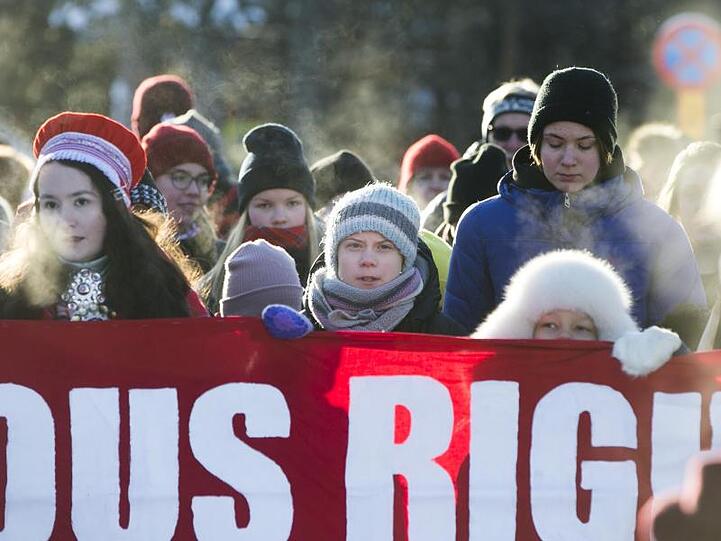 Greta Thunberg (M.) bei einem Klimastreik: Der EU-Außenbeauftragte Borrell hat die Ernsthaftigkeit der jungen Aktivisten bezweifelt - und sich damit Ärger eingehandelt.