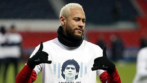 PSG-Superstar Neymar trug ein T-Shirt mit einem Foto von Diego Maradona.