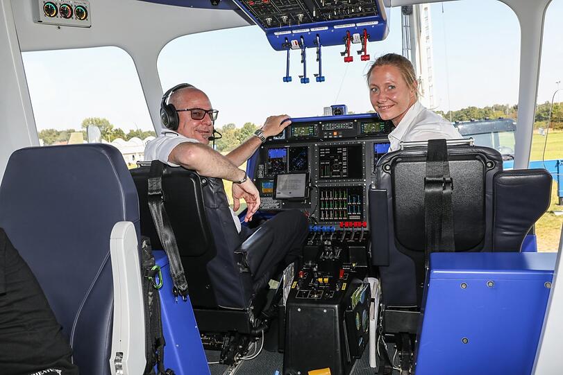 Pilot Oliver Jäger und Isabell Blind.