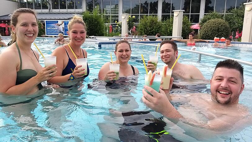 Entspannt Cocktails im Wasser genießen. Entspannt Cocktails im Wasser genießen.