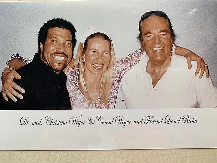 Innige Umarmung: Die Weyers bei einem Treffen mit dem amerikanischen Sänger Lionel Richie.