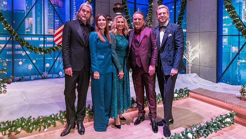 Nils Glagau, Judith Williams, Dagmar Wöhrl, Ralf Dümmel und Tillman Schulz (v. l. n. r.) feiern bei "Die Höhle der Löwen" Weihnachten.