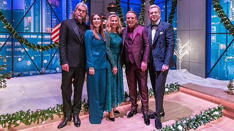 Nils Glagau, Judith Williams, Dagmar Wöhrl, Ralf Dümmel und Tillman Schulz (v. l. n. r.) feiern bei "Die Höhle der Löwen" Weihnachten.