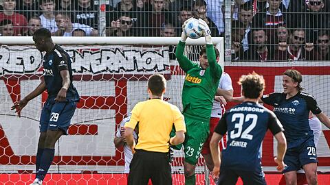 Jahn-Torwart Julian Pollersbeck fängt eine Hereingabe ab.