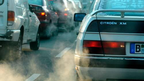 Spritfresser zahlen künftig mehr: Die neue Steuer begünstigt Kleinwagen. In der Mittelklasse profitieren vor allem Dieselfahrzeuge. Spritfresser zahlen künftig mehr: Die neue Steuer begünstigt Kleinwagen. In der Mittelklasse profitieren vor allem Dieselfahrzeuge.