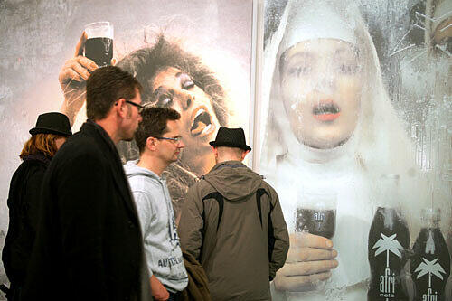 Besucher in der Pinakothek der Moderne