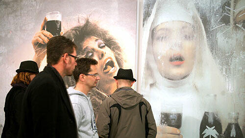 Besucher in der Pinakothek der Moderne Besucher in der Pinakothek der Moderne