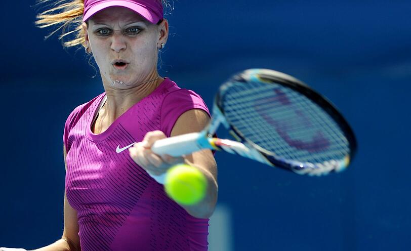 Auch Lucie Safarova aus Tschechien ist in diesem Moment mehr hinter dem Ball her als dahinter, perfekt auszusehen.
